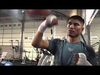 MIKEY GARCIA AND SPARRING PARTNERS ON SPEED BAGS - EsNews Boxing
