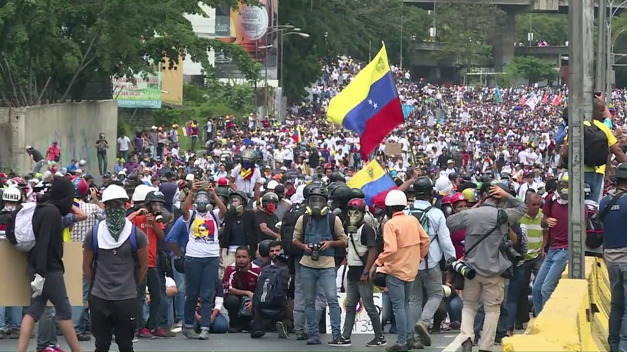 Militares ahuyentan marcha en Caracas y agreden reporteros