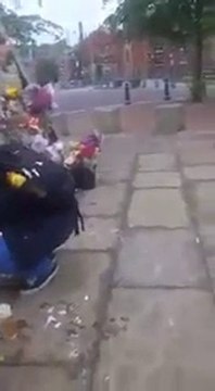 2 réfugiés viennent voler les fleurs du Memorial des victimes de l'attentat de Manchester