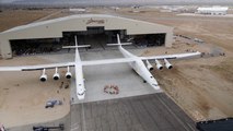 El avión más grande del mundo sale del hangar por primera vez