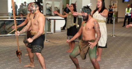 İngiliz Sporcular, Yerel Dansı Yapan Yeni Zelandalılarla Karşılaşınca Şaşırdı