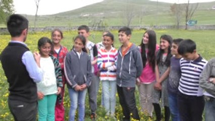 Açık Havada Çiçekler İçerisinde Ders Keyfi