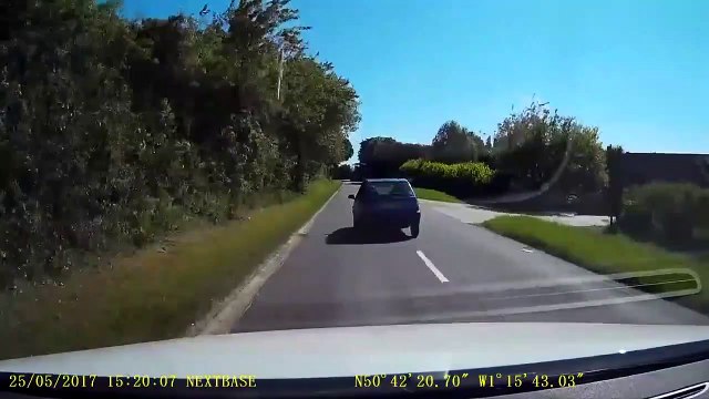 un idiot et se fait immédiatement punir !