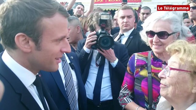 Emmanuel Macron. Bain de foule devant la préfecture du Morbihan