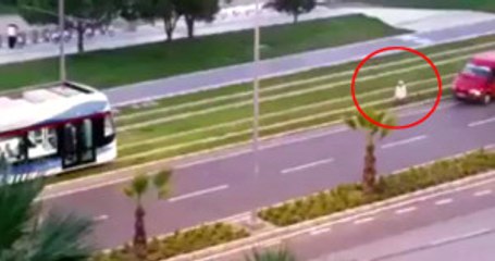 Tramvayın Çalıştığından Habersiz Hatta Namaz Kıldı, Makinist Bekledi