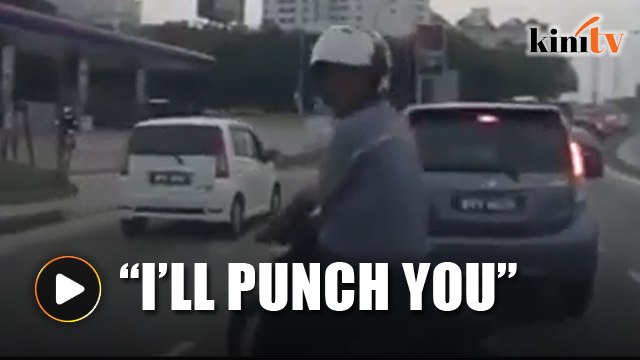 Motorcyclist attacks car for not giving way