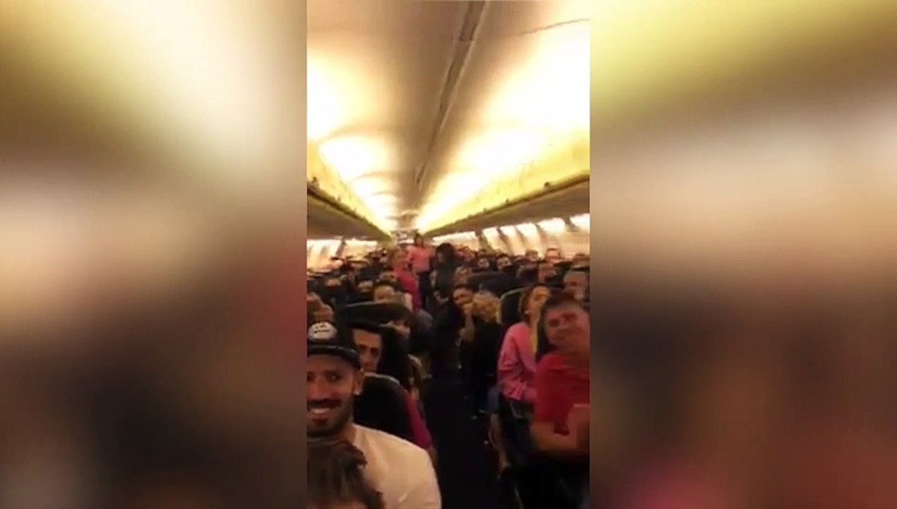 Quand le steward de la compagnie aérienne met l'ambiance et chante une petite chanson en plein vol !