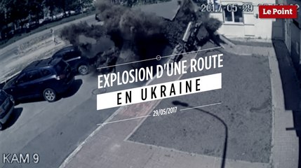 Une canalisation explose et détruit une rue en Ukraine