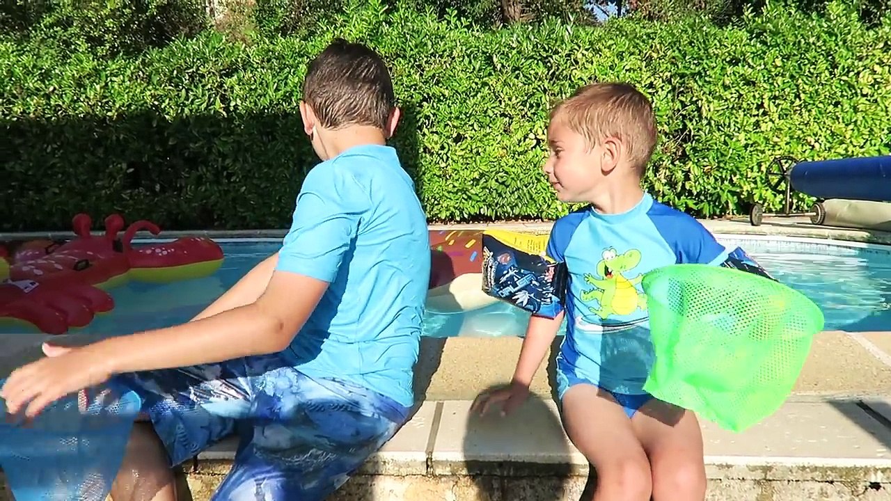 PÊCHE AUX SURPRISES DANS LA PISCINE - Surprises et Bonbons Cachés dans la piscine -)