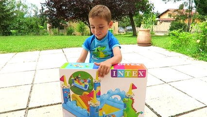 CHÂTEAU GONFLABLE ET DRAGON CRACHEUR D'EAU - Swan s'éclate avec Maman -)