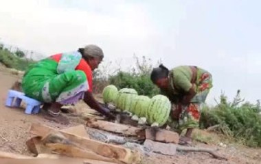 Karpuzu Tencere Gibi Kullanan Köylüler Sosyal Medyanın İlgisini Çekti