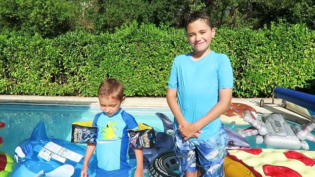 CHALLENGE BOMBES ET SAUTS DANS LA PISCINE