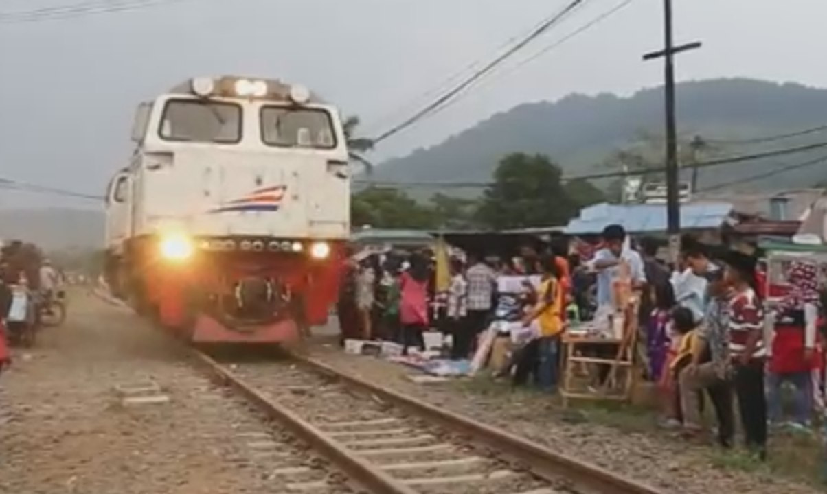 Para Pedagang Ini Nekat Jualan di Lintasan Kereta Api
