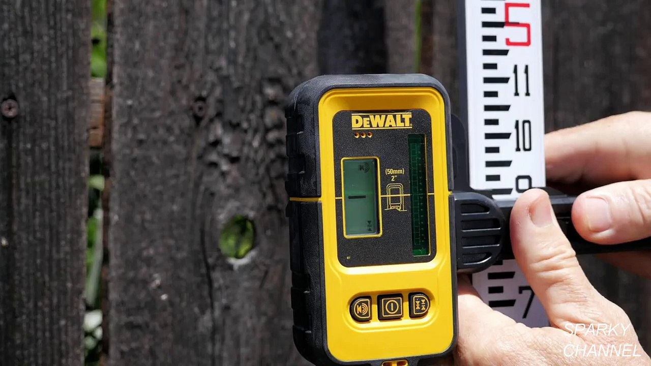 DeWalt DW088CG Green Cross Line Laser Review and Demonstration