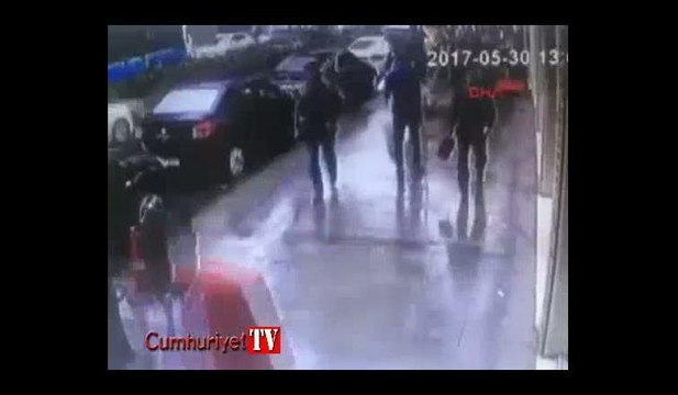 Yolda yürüyen kadının cep telefonunu çaldı, anında polise yakalandı