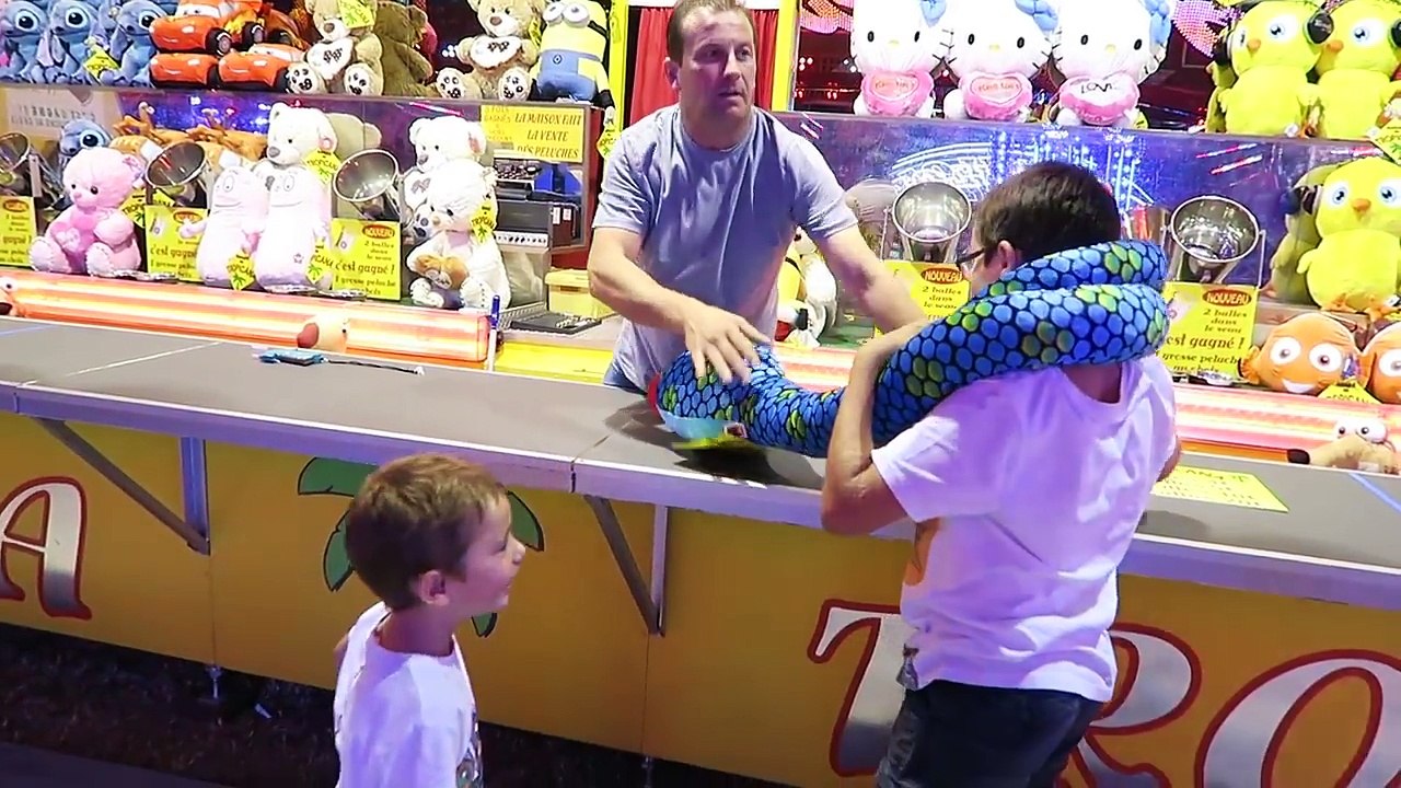 VLOG - CADEAUX à GOGO à la Fête à NEUNEU ! - Jeux de Fête Foraine