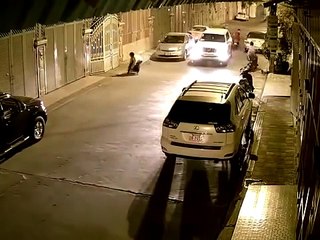 Ladro beccato da proprietario mentre ruba auto: viene massacrato di botte!