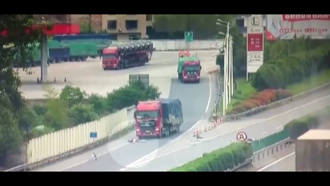 Mann wird quer über die Autobahn geschleudert  Horror-Crash in China