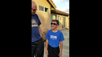 Un enfant daltonien teste des lunettes EnChroma