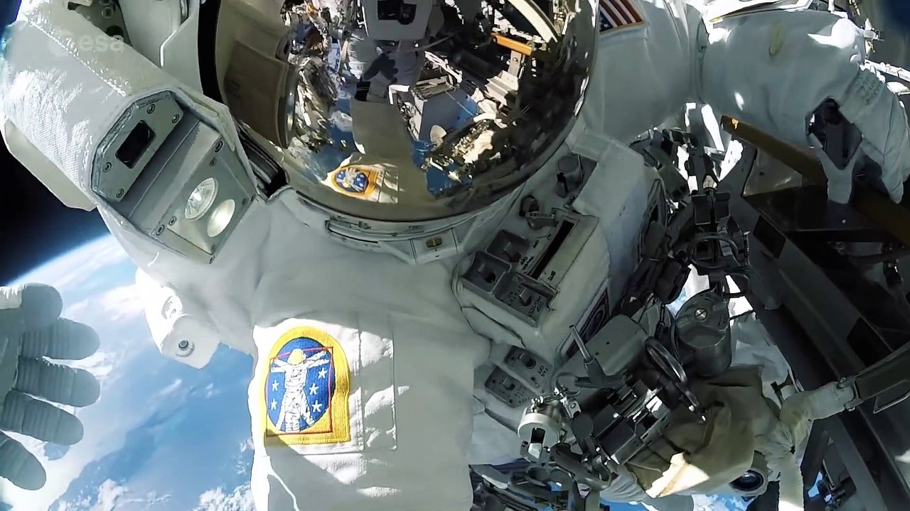 La marche spatiale de La marche spatiale de Thomas Pesquet filmée par lui-même filmée par lui-même
