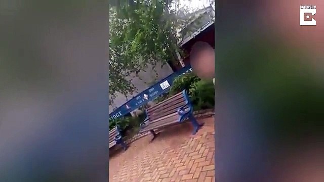 Il confronte deux hommes qui ont volé des fleurs et une peluche d'un mémorial à Manchester à leur acte odieux