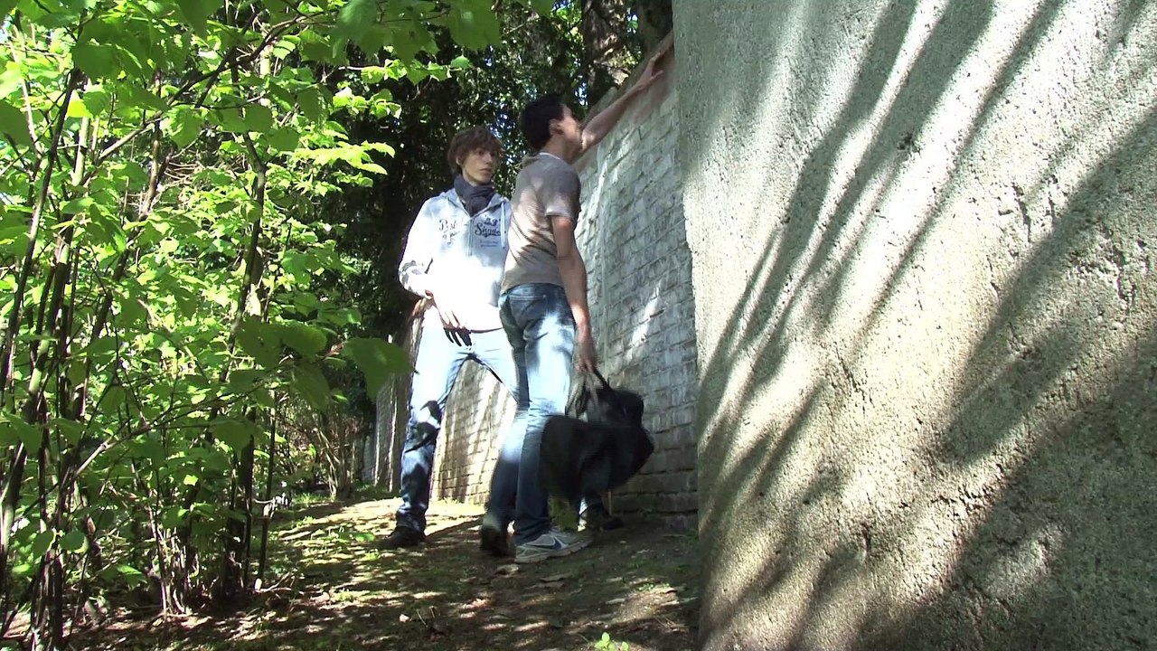AU PIED DU MUR