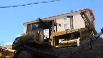 Silvan'da Belediyenin Iş Makinesi Kundaklandı