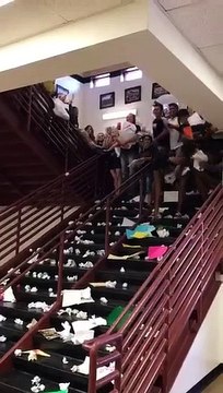 Ces lycéens se débarrasse de leurs cours pour le dernier jour d'école