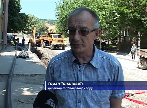 U toku zamena vodovodne mreže u ulici „Generala Pavla Ilića“, 1. jun 2017. (RTV Bor)