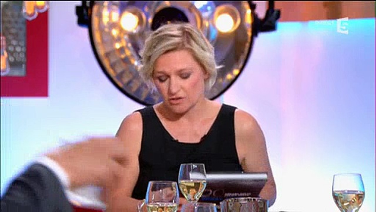 Un an après sa disparition, ses amis de "C à vous" ont une pensée pour Emmanuel Maubert - Regardez