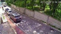 Énorme explosion d’une canalisation d’eau dans une rue à Kiev