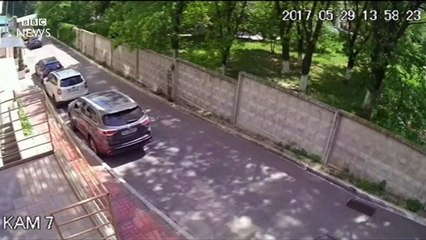 Énorme explosion d’une canalisation d’eau dans une rue à Kiev