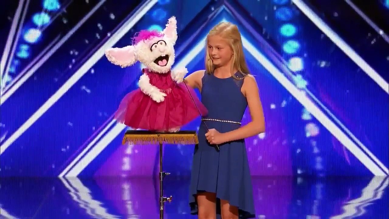 Une jeune fille ventriloque âgée de 12 ans offre une prestation