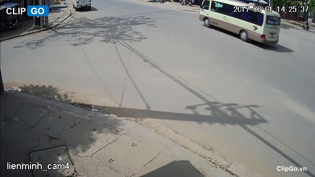 Nam thanh niên chạy tốc độ bàn thờ và cái kết