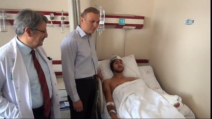 Otostopçu Gencin Bileği Yerine Dikildi