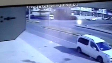 Öğrenci Servisi ile Otomobil Böyle Çarpıştı: 9 Yaralı