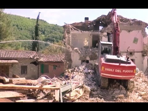 Pievebovigliana (MC) - Terremoto, demolita abitazione privata a Villarella (01.06.17)