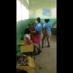 Otro juidero en una escuela de R.D entre dos amigas en el colegio fuertemente
