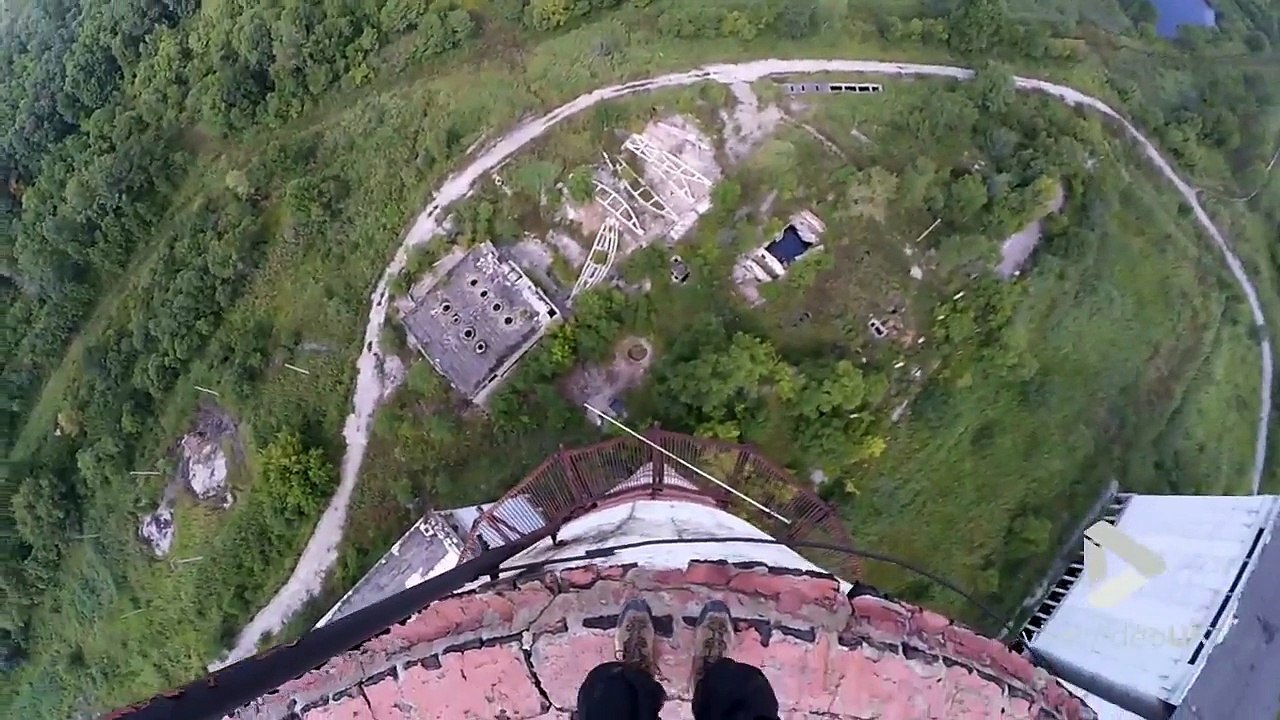 Saut d'une tour en BASEJump et se prend le mur !