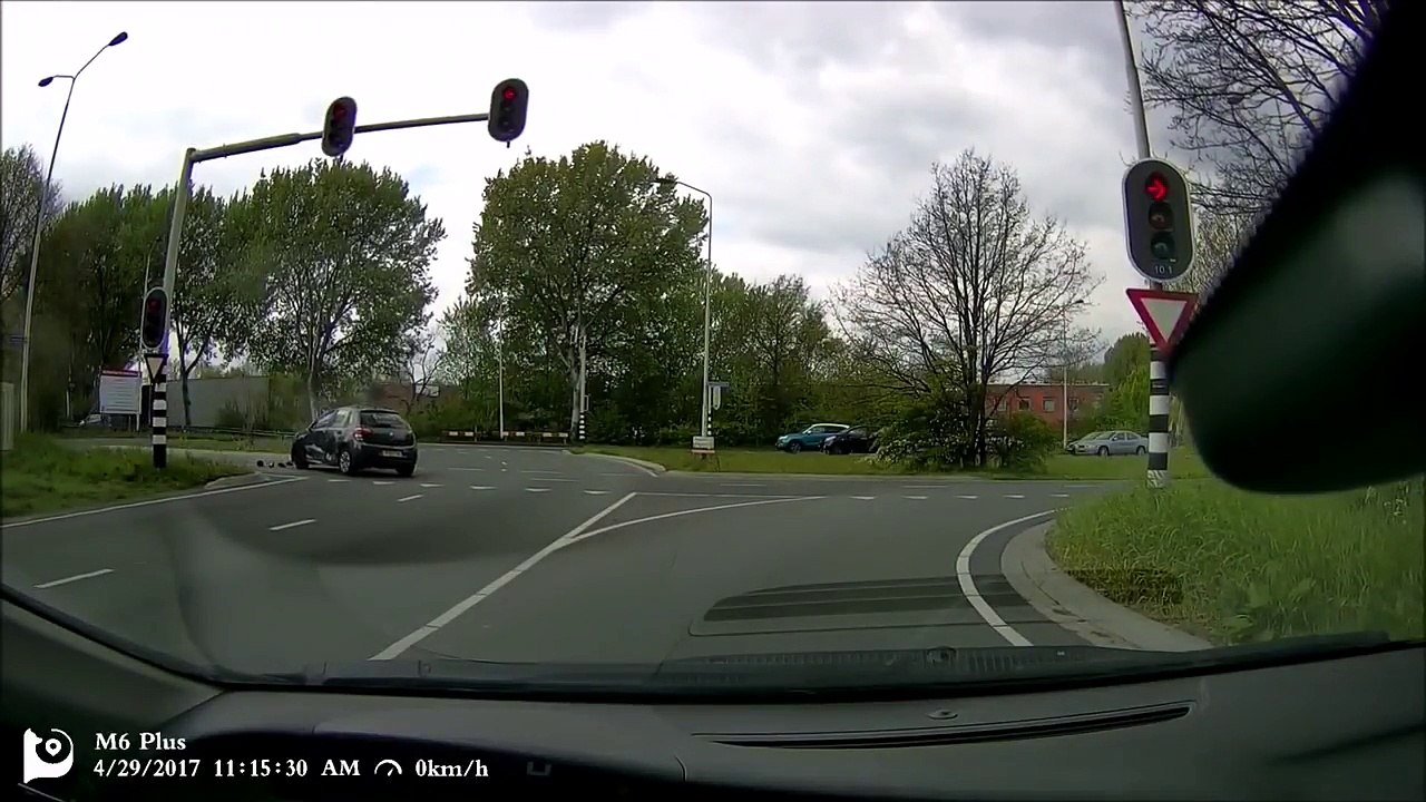 Cette voiture fait des tonneaux sur la route après son accident !
