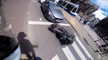 Ce motard se fait percuter à l'arrêt au feu rouge !!! Merci la voiture !