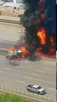 Enorme incendie d'un camion citerne d'essence sur l'autoroute !