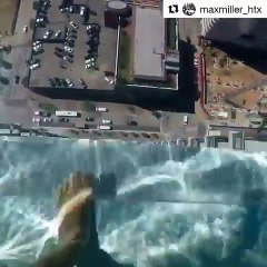 Une piscine au sol transparent.. Au 30ème étage d'un immeuble !