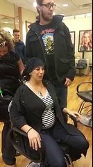 La femme enceinte porte un linge sur la tête. Puis quand le coiffeur le retire? Ce qu'elle va apprendre changera sa vie