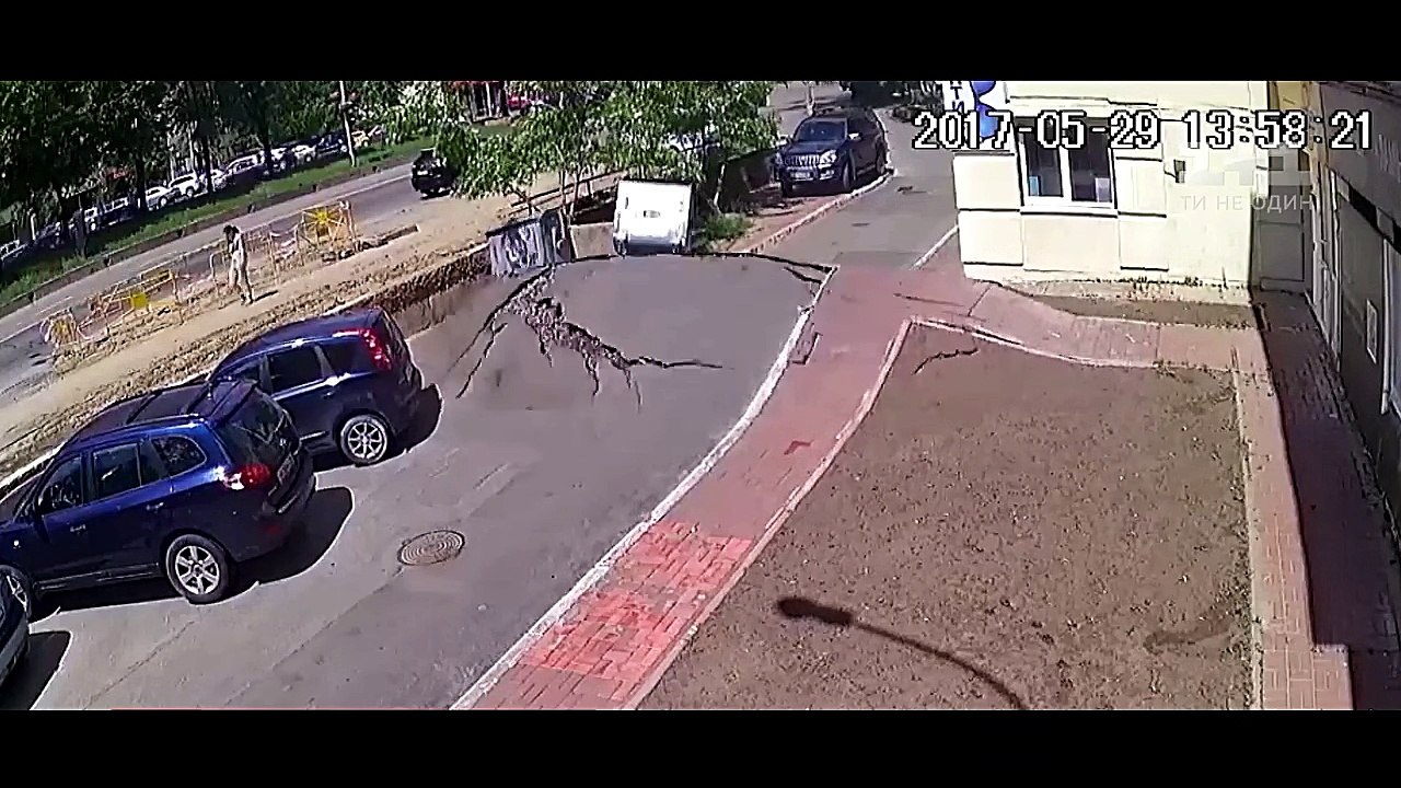 Une conduite d'eau souterraine explose en Ukraine