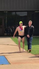 Un père embarrasse son fils en venant le chercher à l’école en maillot de bain