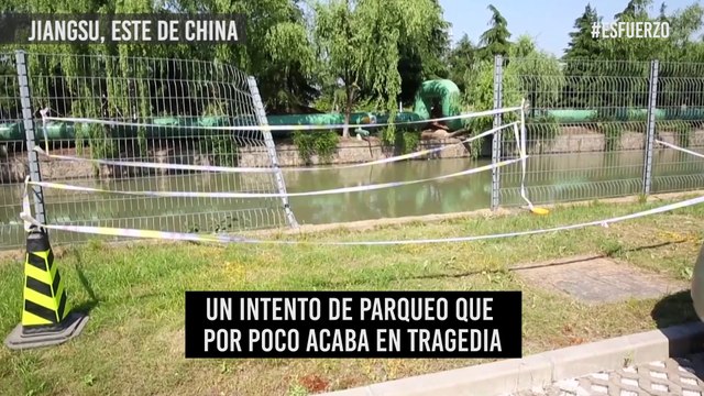 La suerte tardó en llegar para esta mujer que cayó accidentalmente en su carro a un río