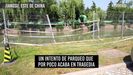 La suerte tardó en llegar para esta mujer que cayó accidentalmente en su carro a un río