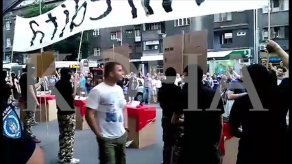 Me maska e thirrje anti-Kosovë, protestuesit në Beograd duan ndërprerjen e festivalit “Mirëdita Dobar Dan”