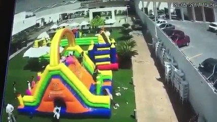 Une rafale de vent emporte un château gonflable